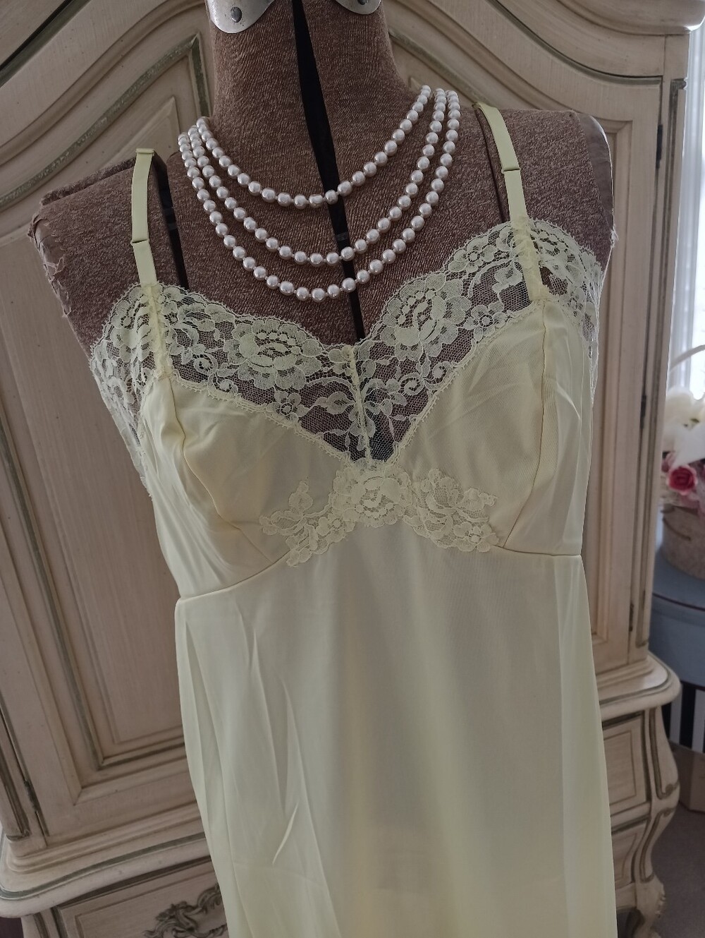 VINTAGE, UNWORN " VAN RAALTE" BUTTER YELLOW ALL NYLON SLIP! SZ 36